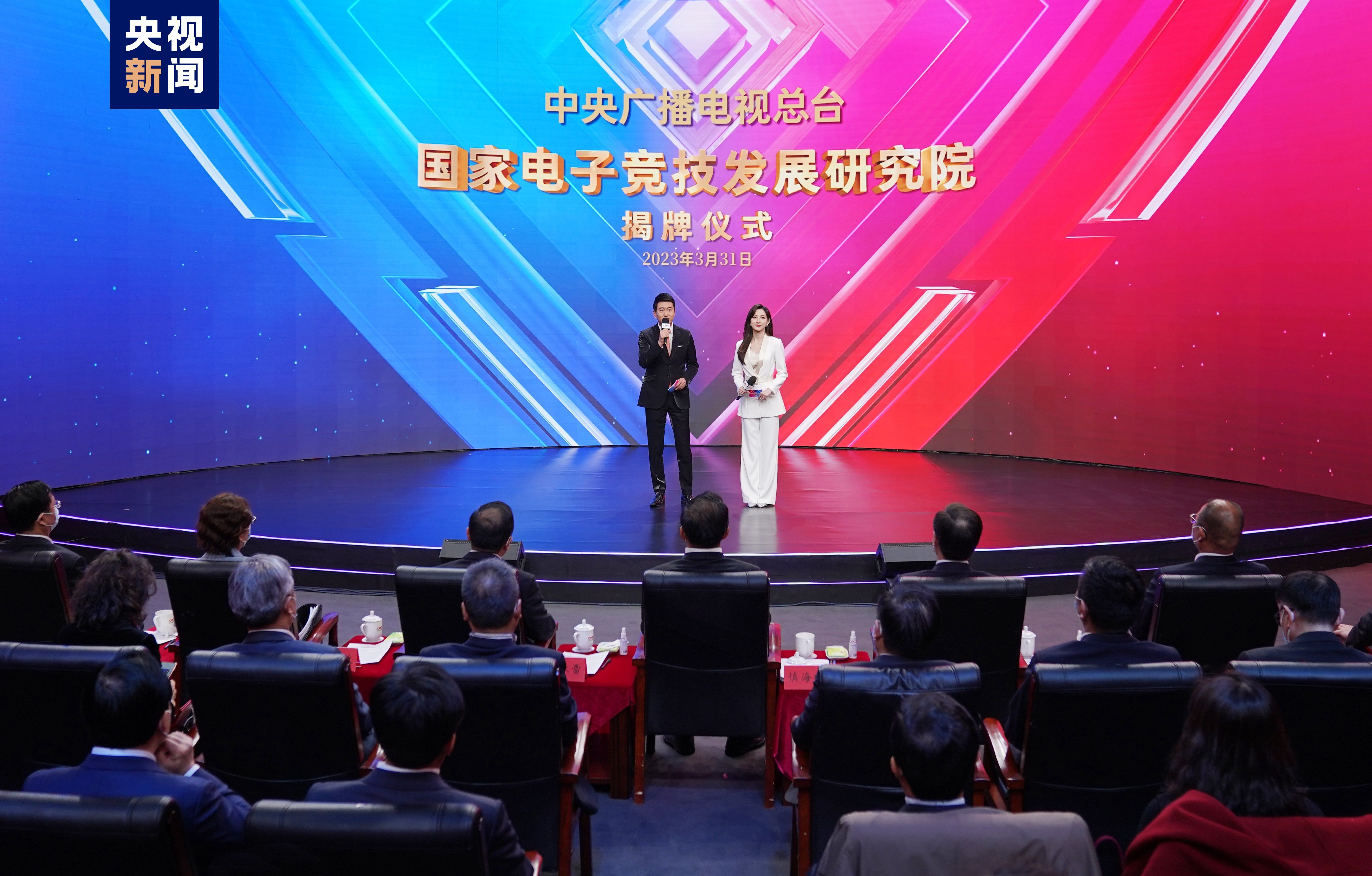 金年會(huì)：賺奶粉錢(qián)？謝娜挺孕肚拍廣告 穿寬松連衣裙孕味足
